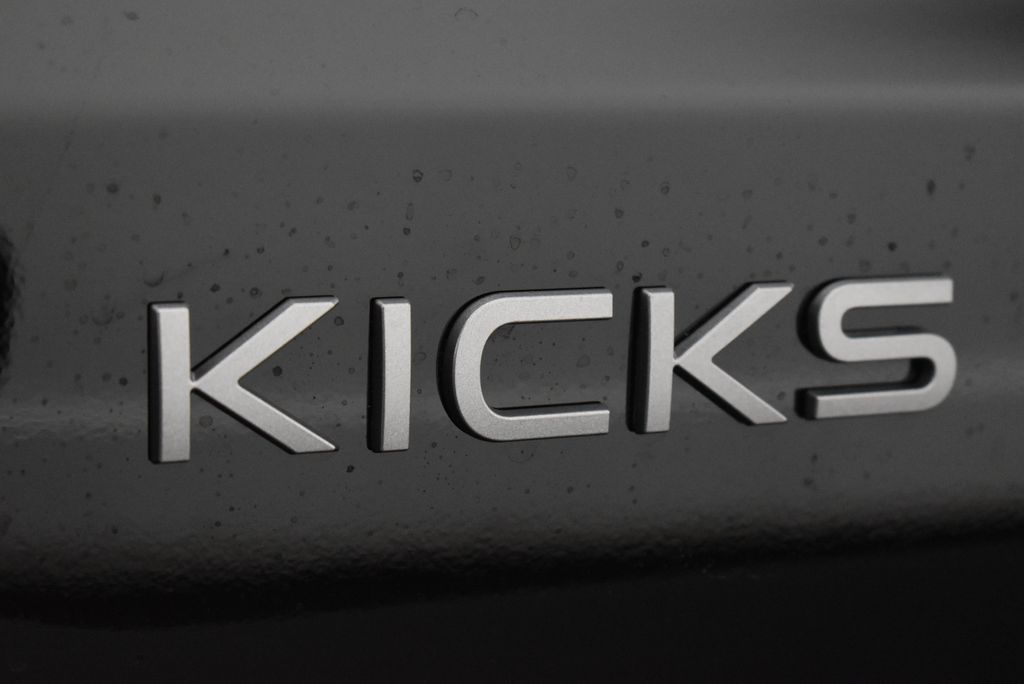 2025 Nissan Kicks SR 9