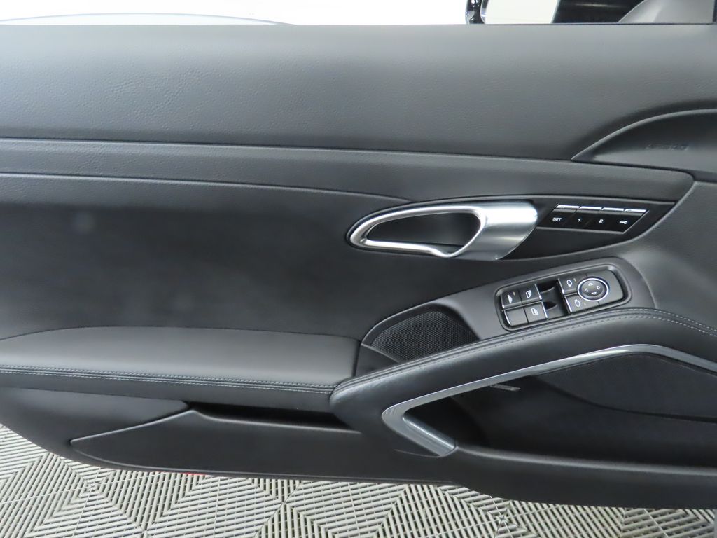 2014 Porsche 911 Carrera 4S 32