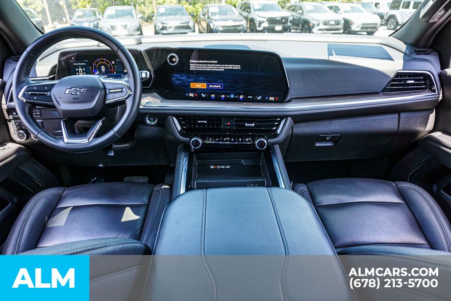 Used 2025 Gray Chevrolet Z71 image 28