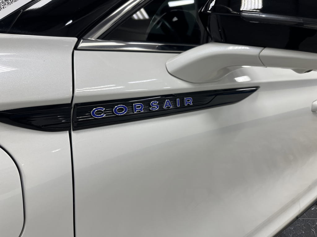 Used 2021 Pristine White Lincoln Grand Touring image 38