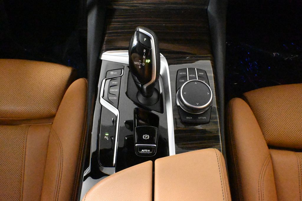 Thumbnail: 2022 BMW 5 Series - 24