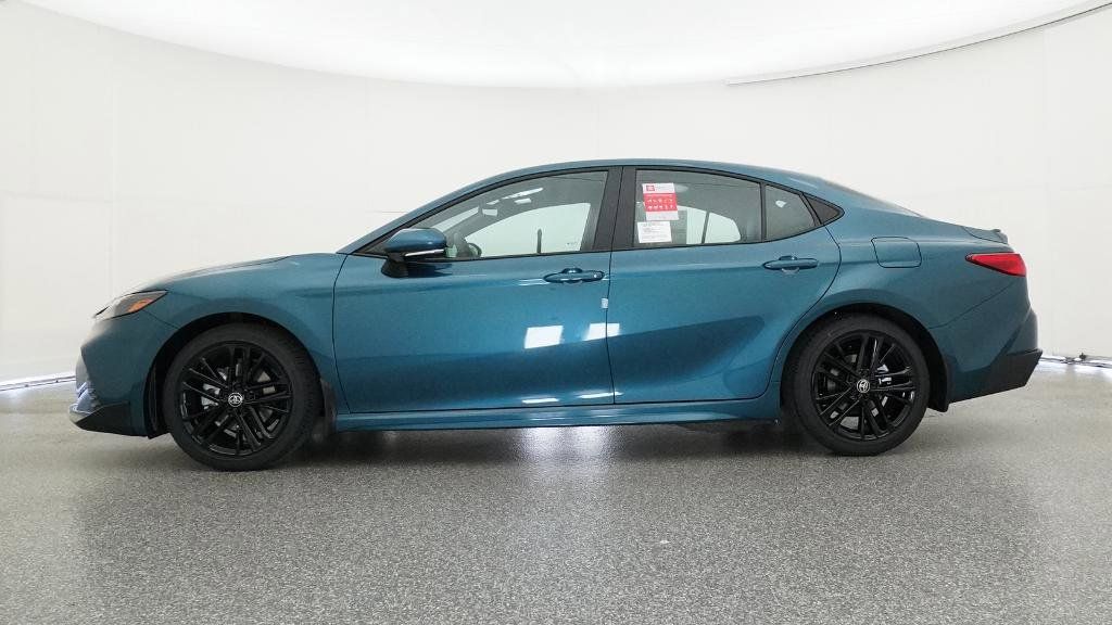 2025 Toyota Camry SE 32