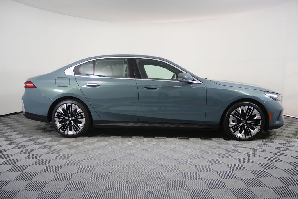 Thumbnail: 2026 BMW 5 Series - 2