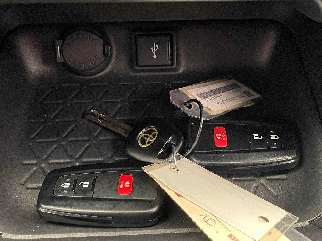 2022 Toyota RAV4 XLE 28