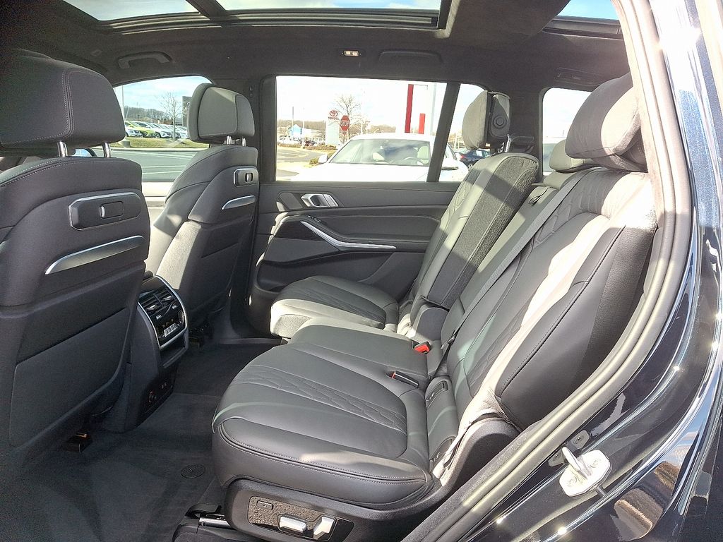 Thumbnail: 2024 BMW X7 - 10