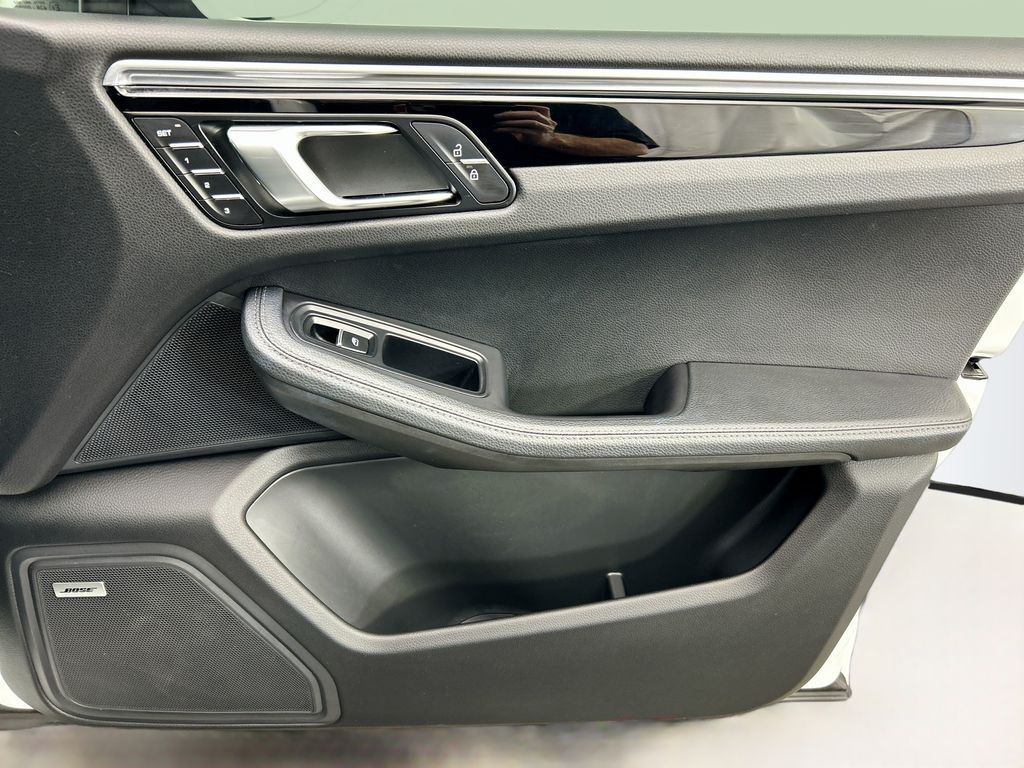 Thumbnail: 2020 Porsche Macan - 26