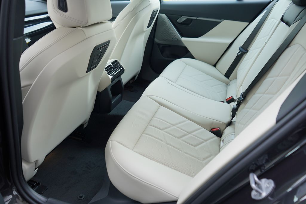 Thumbnail: 2026 BMW i5 - 19