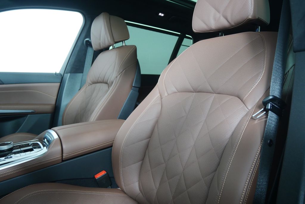 Thumbnail: 2026 BMW X7 - 10