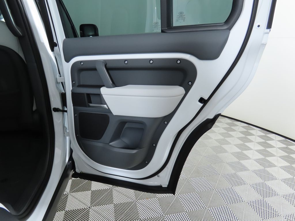 2025 Land Rover Defender 110 27