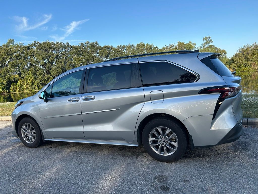 Thumbnail: 2024 Toyota Sienna - 3