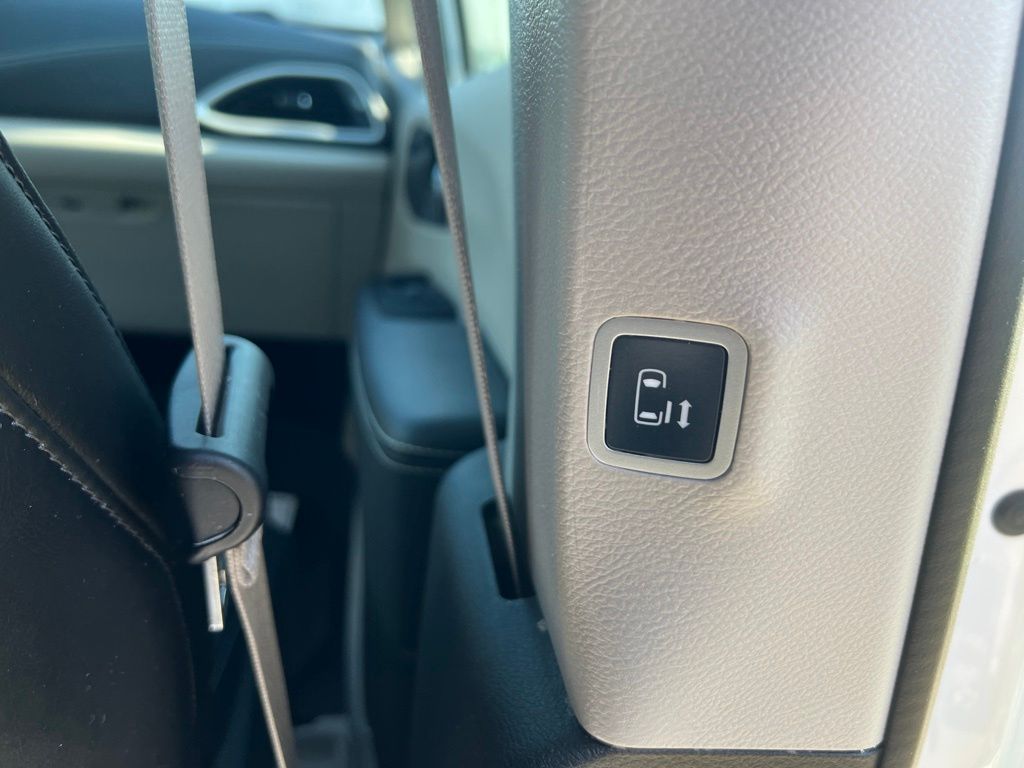Used 2023 Chrysler Pacifica Van