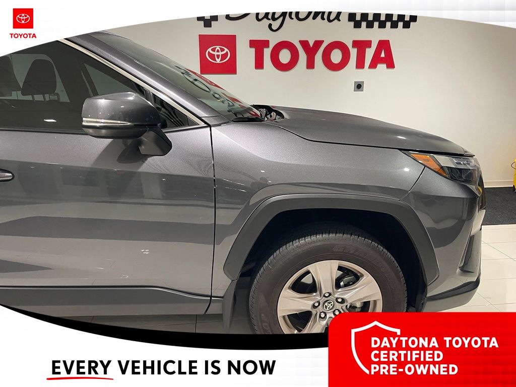 2025 Toyota RAV4 XLE - Photo 9