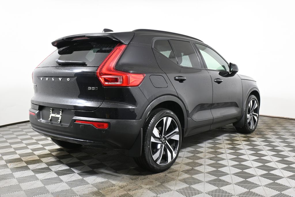 Thumbnail: 2023 Volvo XC40 - 7