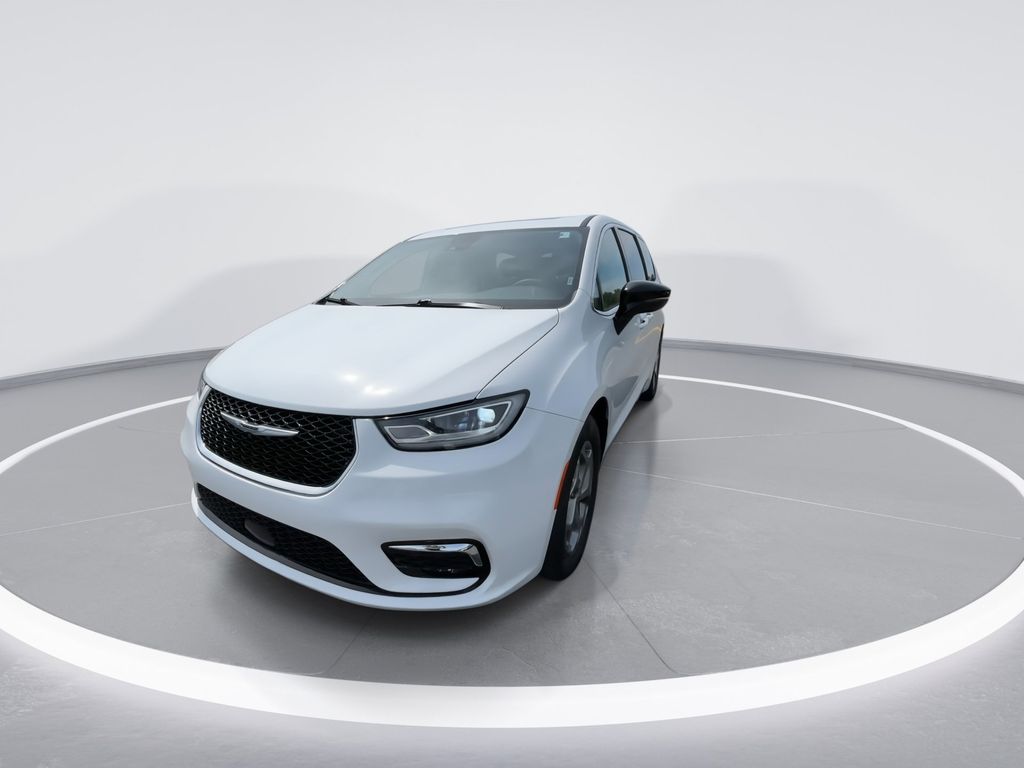 Used 2024 White Chrysler Limited image 3