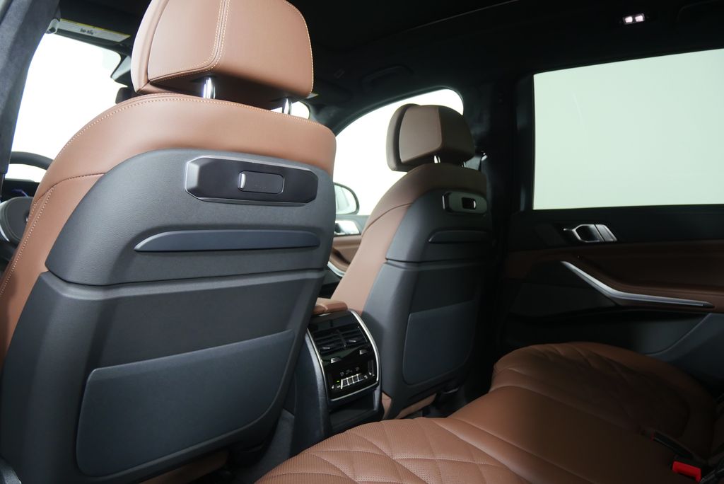 Thumbnail: 2027 BMW X7 - 18