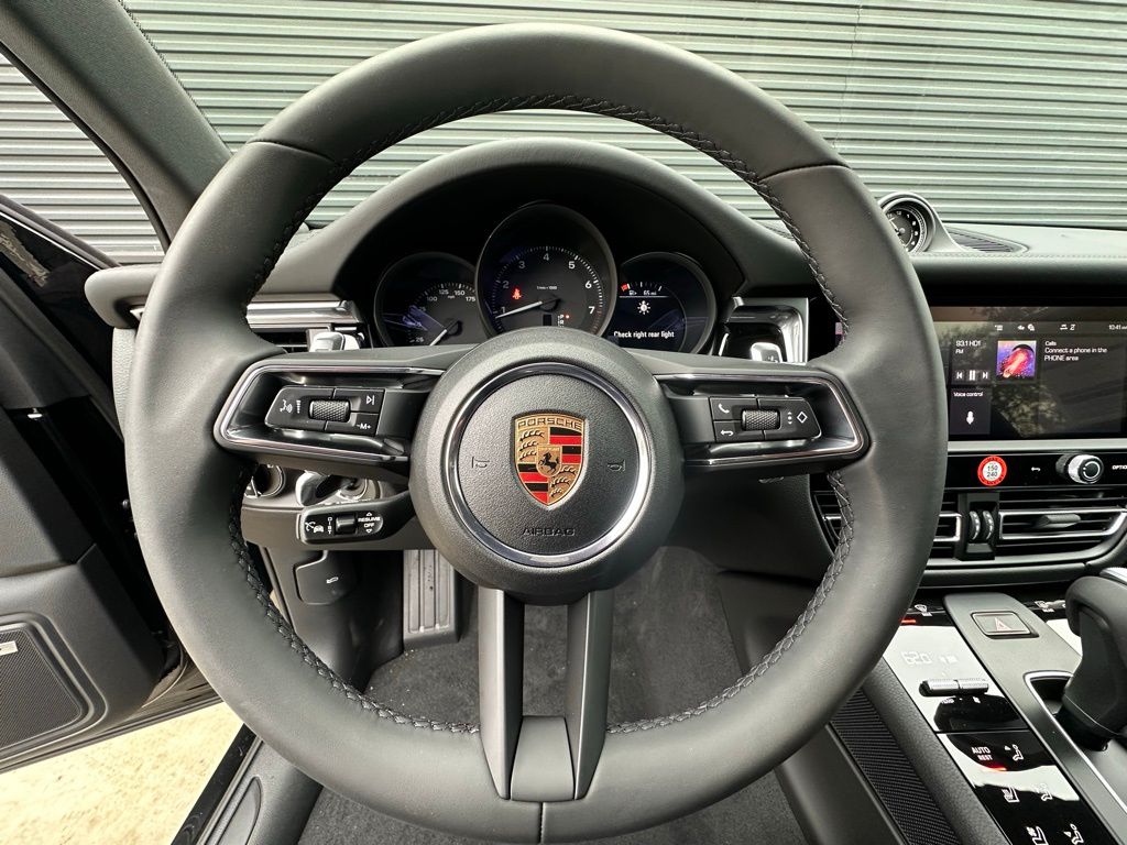 2025 Porsche Macan  17