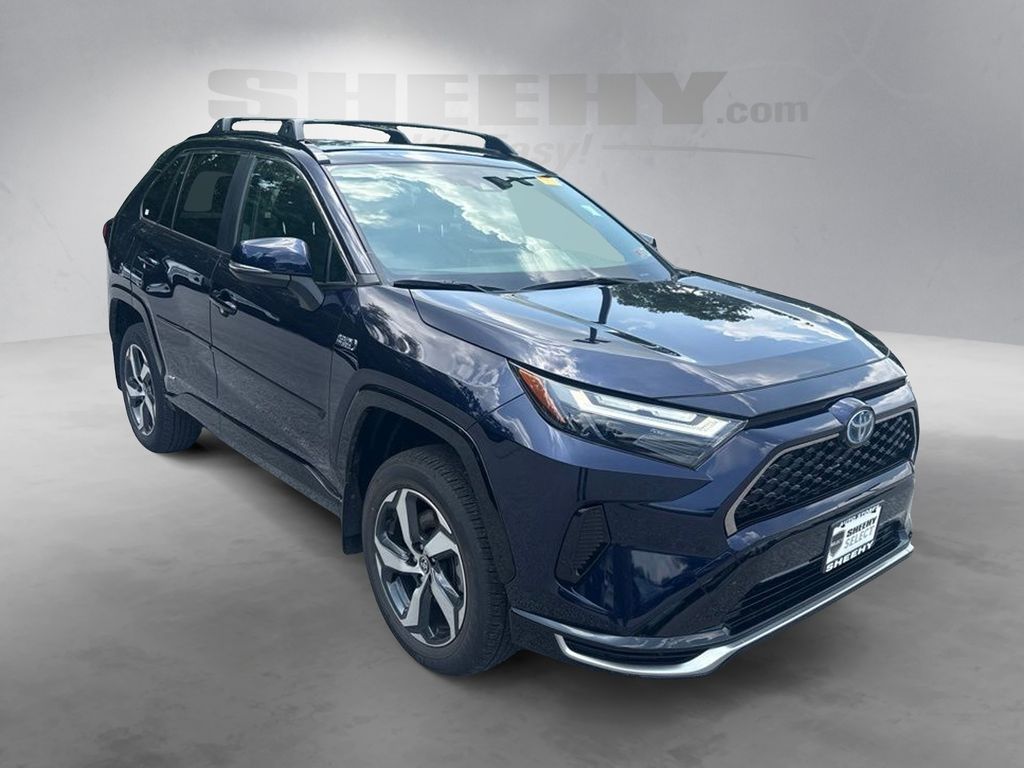 Used 2024  Toyota SE image 2