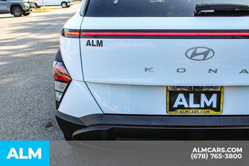 Used 2025 White Hyundai SEL image 12