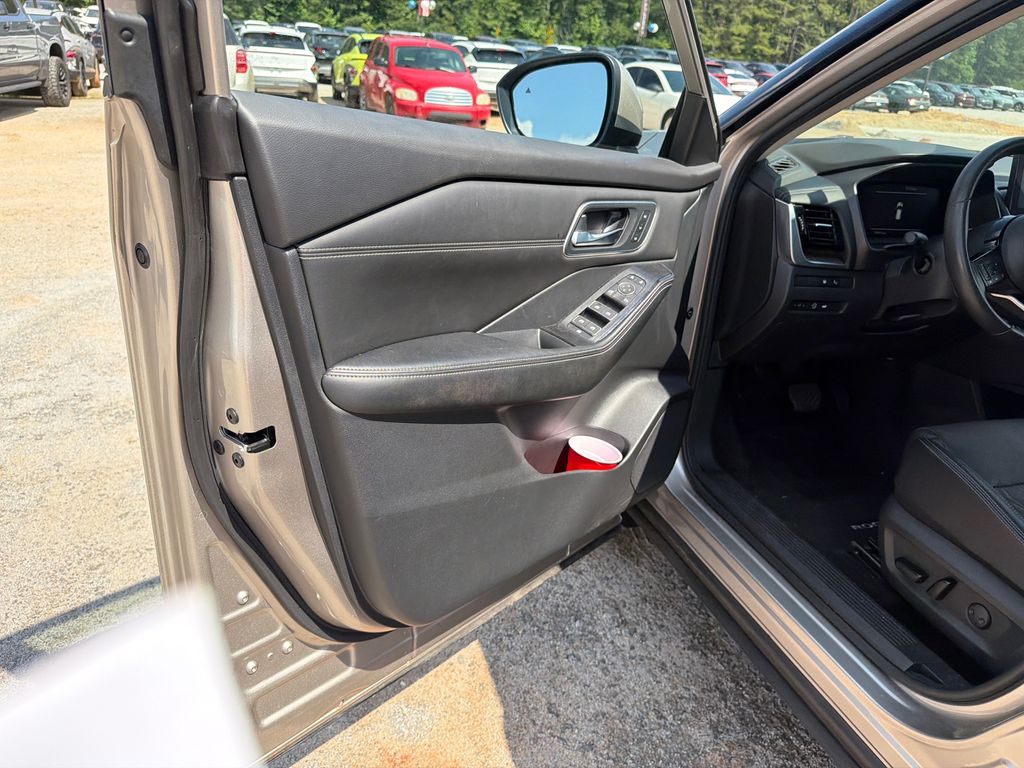 Used 2024 Gold Nissan Platinum image 9