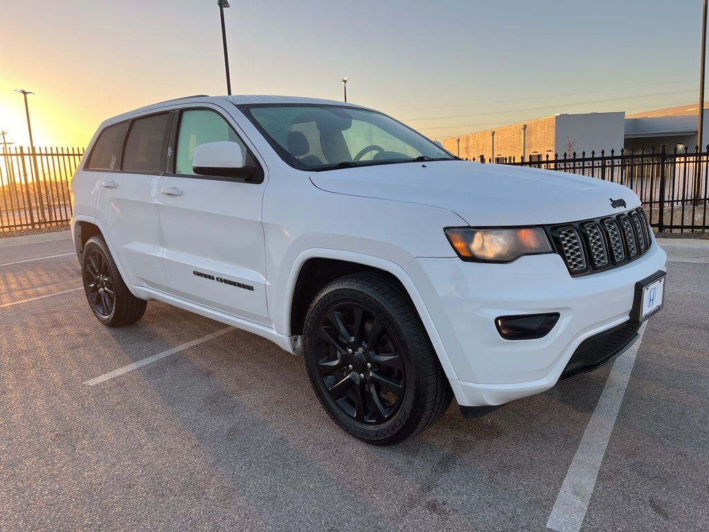 Thumbnail: 2017 Jeep Grand Cherokee - 3