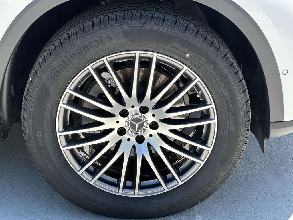 2025 Mercedes-Benz GLC 300 7