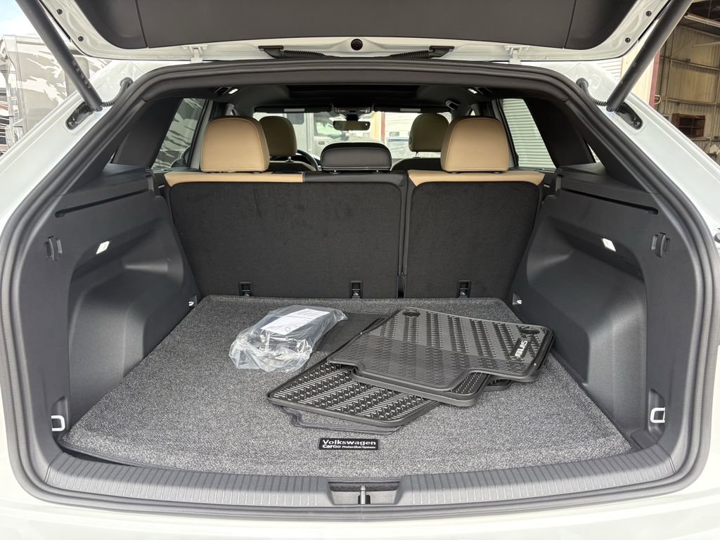 New 2026 White Volkswagen 2.0T SE w/Technology image 27