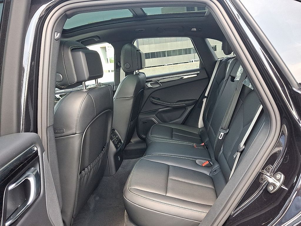 Thumbnail: 2025 Porsche Macan - 12