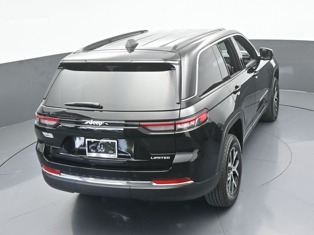 Used 2025 Diamond Black Crystal Pearlcoat Jeep Limited image 39