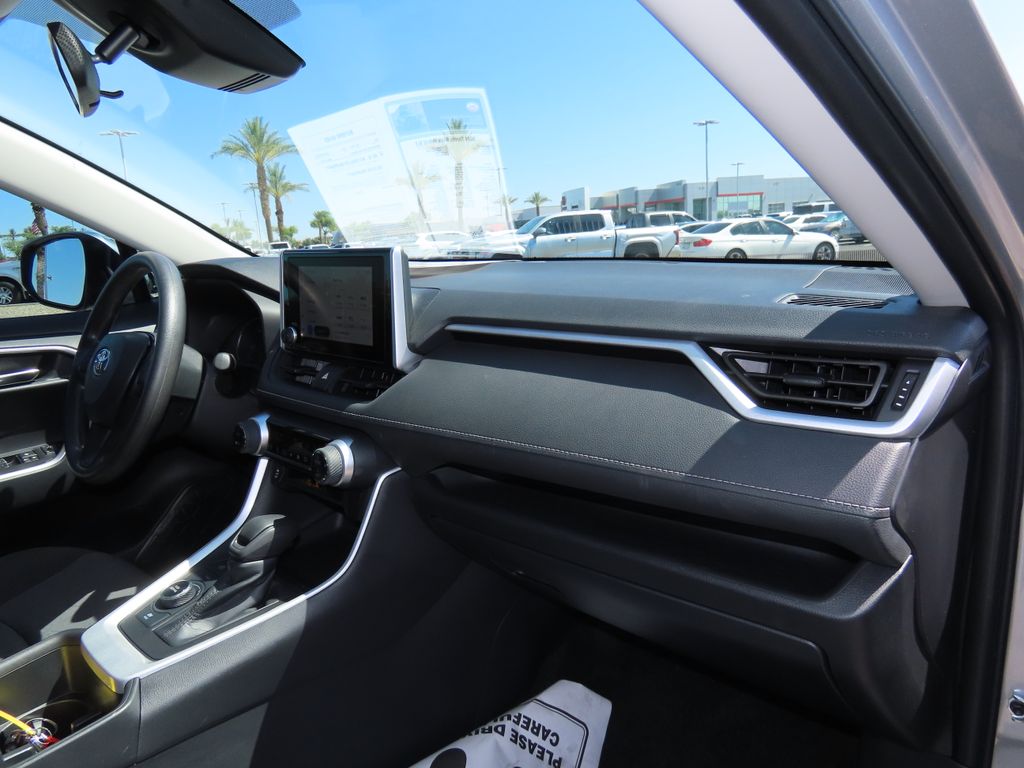 2024 Toyota RAV4 XLE 17