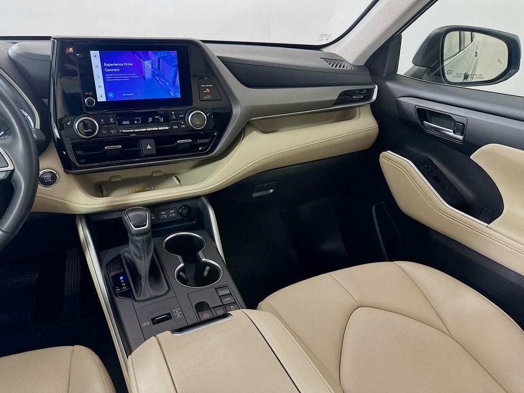 Thumbnail: 2023 Toyota Highlander - 24