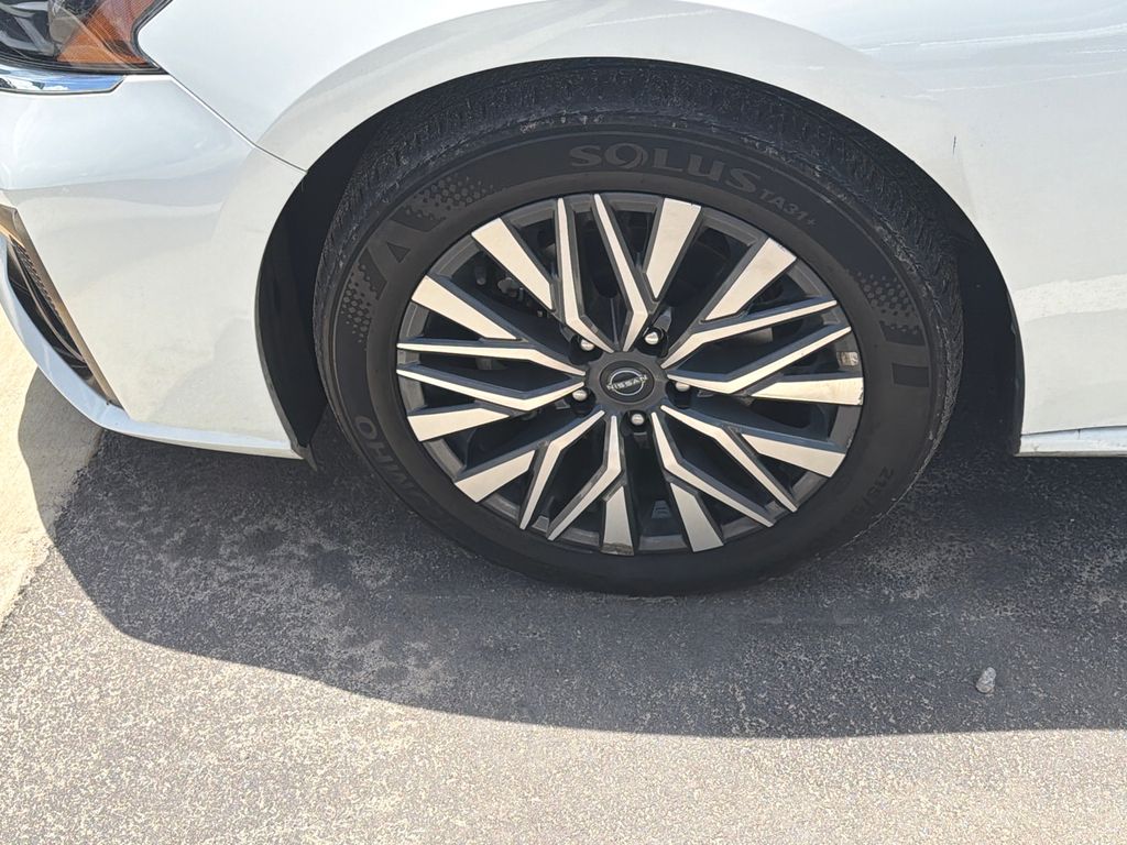 Used 2025 White Nissan 2.5 SV image 11