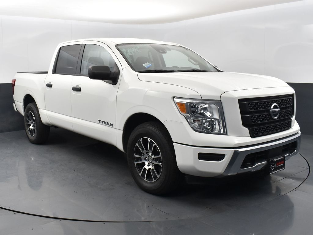 2022 Nissan Titan SV Crew Cab 4WD