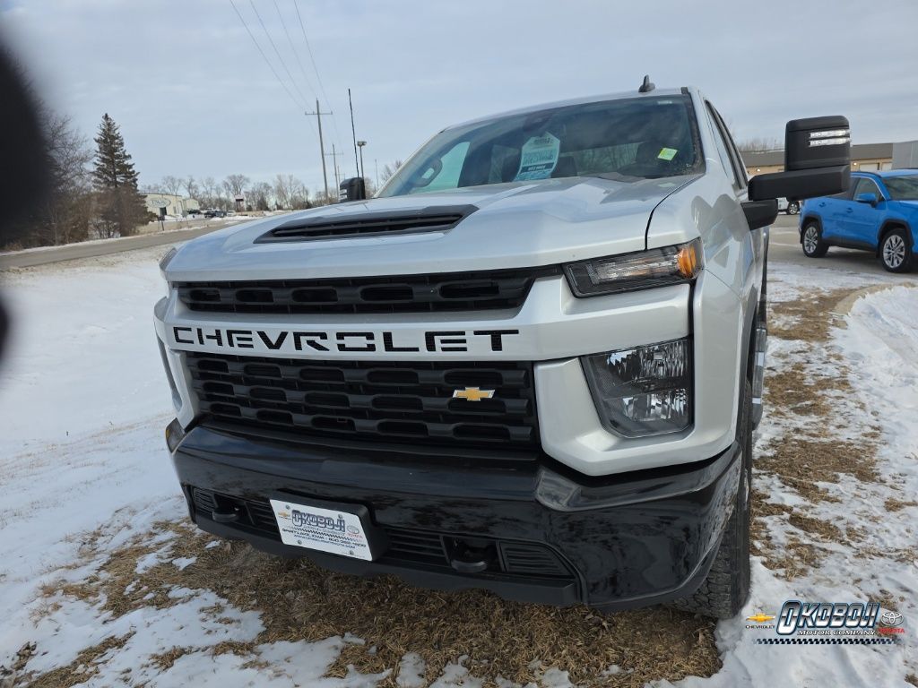 Silver Ice Metallic 2022 Chevrolet Silverado 2500HD Custom Crew Cab 4WD Pickup Truck Four-Wheel Drive 6-Speed Automatic