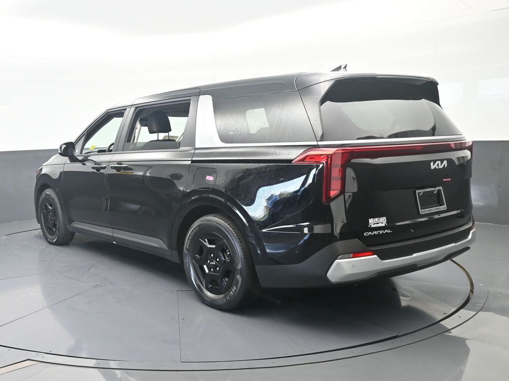 Used 2025 Aurora Black Pearl Kia LXS image 4