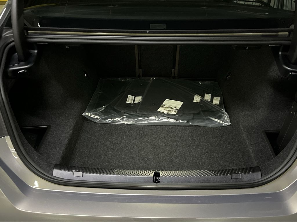 Thumbnail: 2025 BMW 5 Series - 23