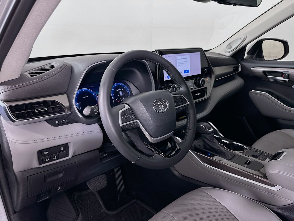 Thumbnail: 2023 Toyota Highlander - 9