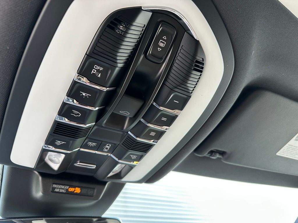 Thumbnail: 2026 Porsche Macan - 31
