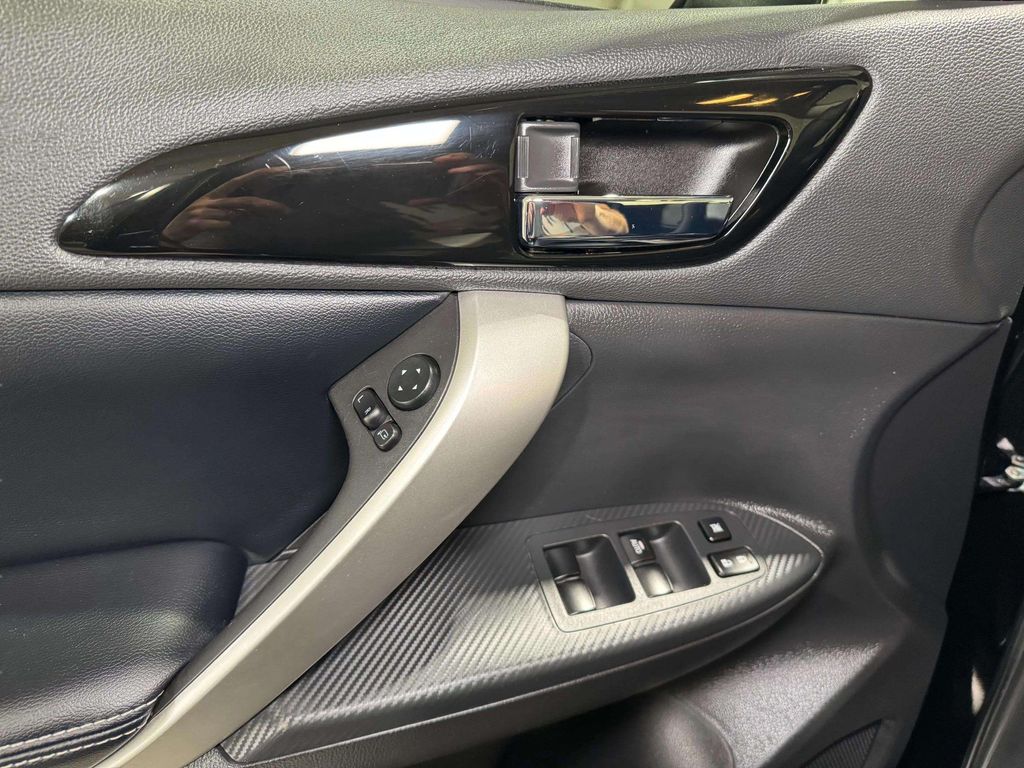 Used 2025 Labrador Black Pearl Mitsubishi SE image 8