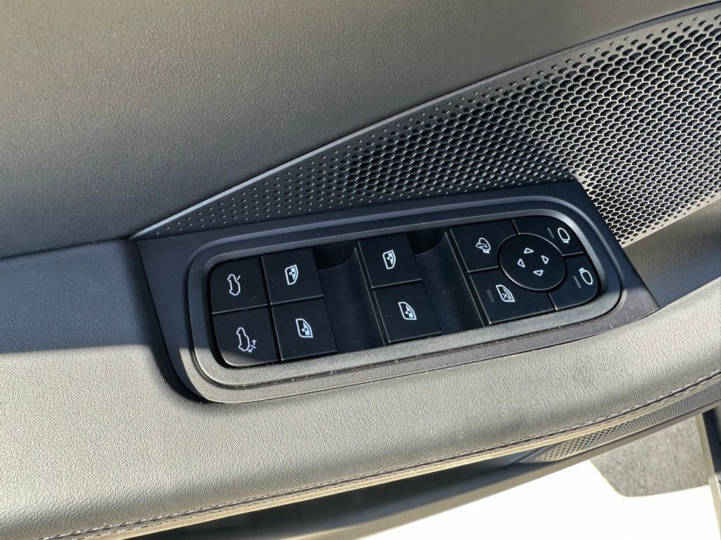 Thumbnail: 2026 Porsche Macan - 21