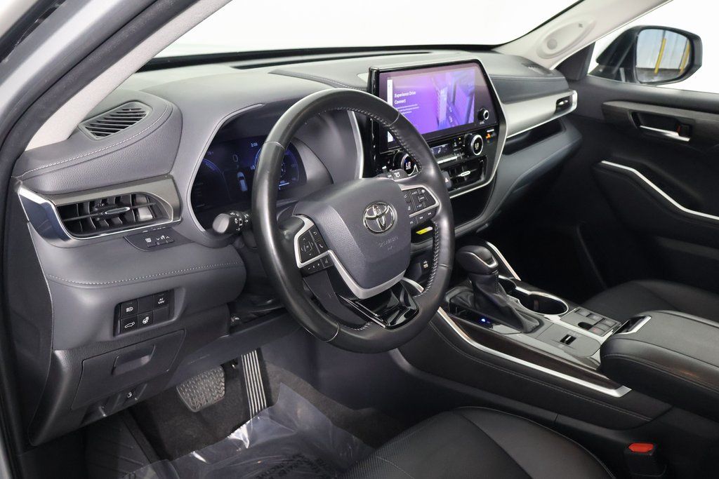 Thumbnail: 2023 Toyota Highlander - 7