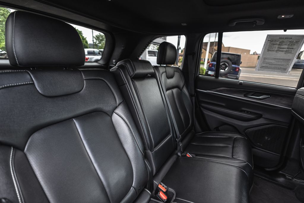 2024 Jeep Grand Cherokee Limited thumbnail 32