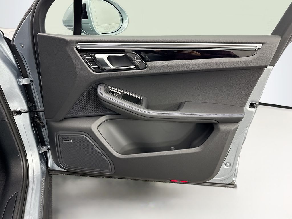 Thumbnail: 2026 Porsche Macan - 26