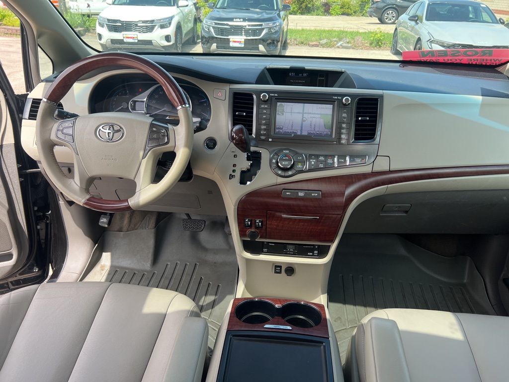 2014 Toyota Sienna XLE 7-Passenger Auto Access Se photo