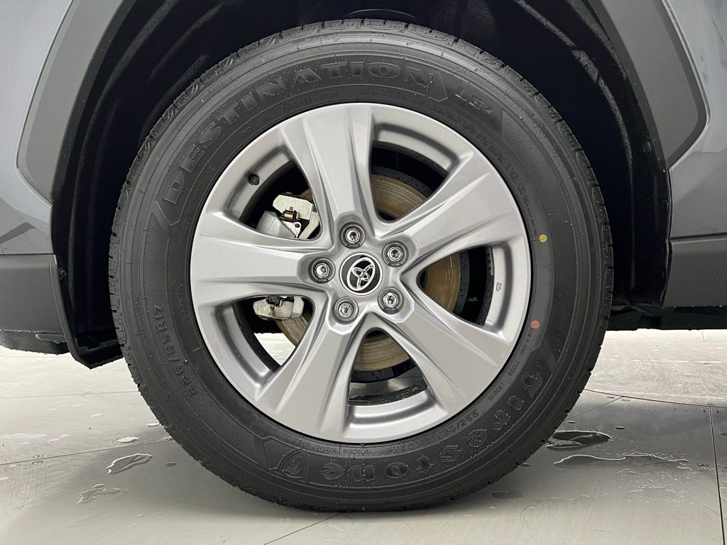 2025 Toyota RAV4 XLE 25