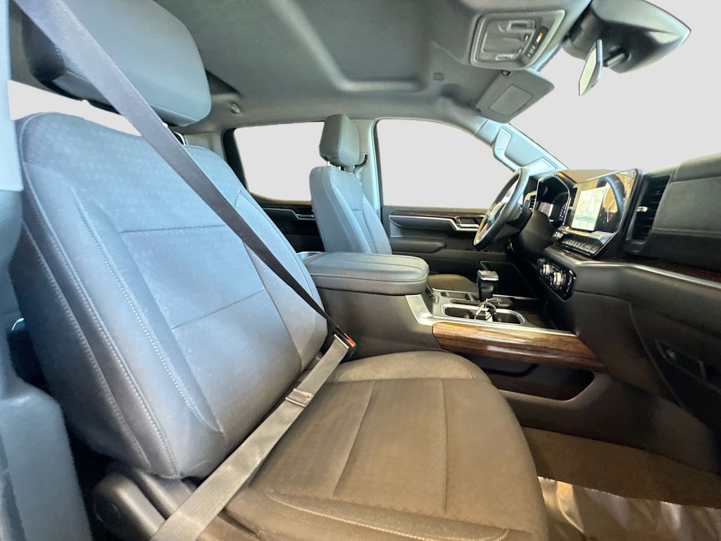 Used 2025 White GMC Elevation image 28