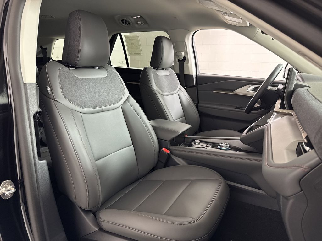 2025 Ford Explorer photo 18