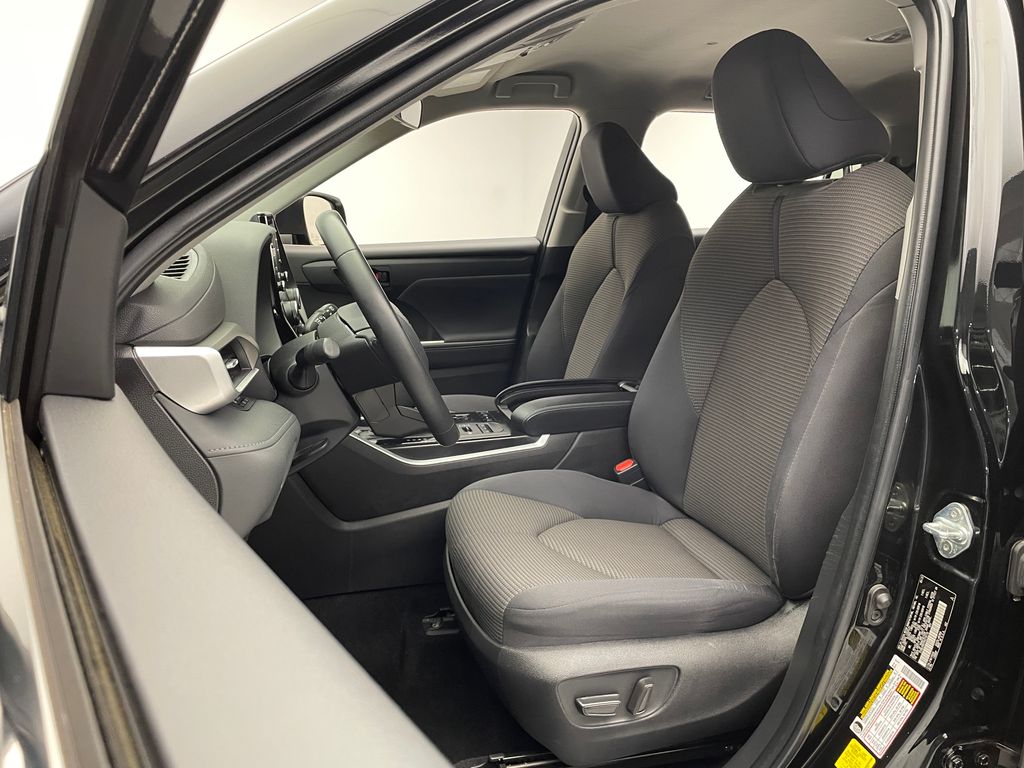 2022 Toyota Highlander LE 13