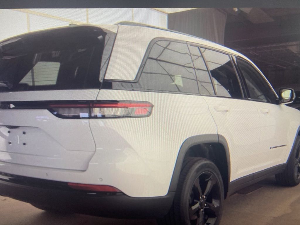 Used 2024 White Jeep Altitude X image 4