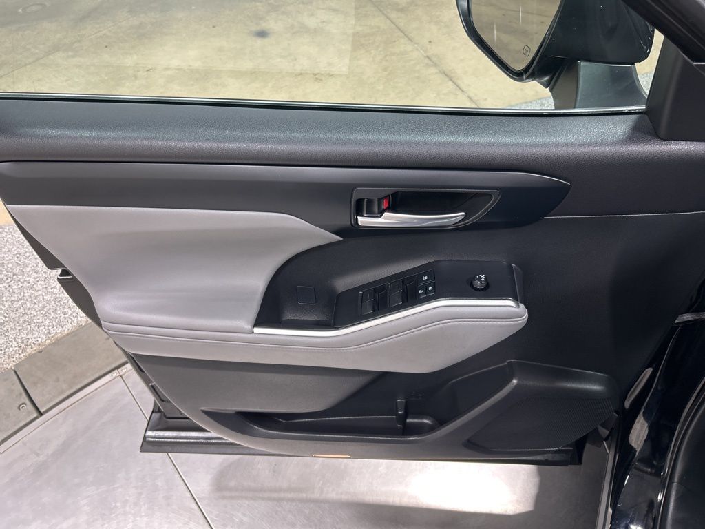 used 2021 Toyota Highlander car, priced at $34,908