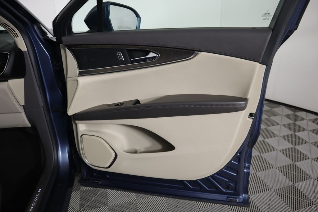 2019 Lincoln Nautilus Select 26